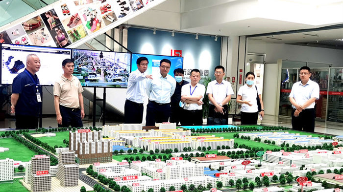 集團總經(jīng)理吳波一行到東北襪業(yè)紡織工業(yè)園調(diào)研考察